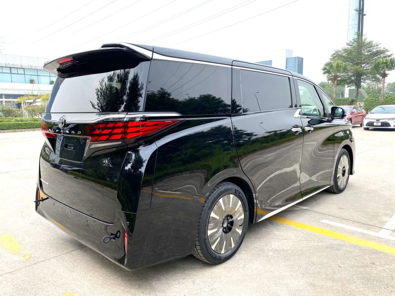 Cụm đèn hậu LED chữ Alpha độc đáo phía đuôi xe Toyota Alphard