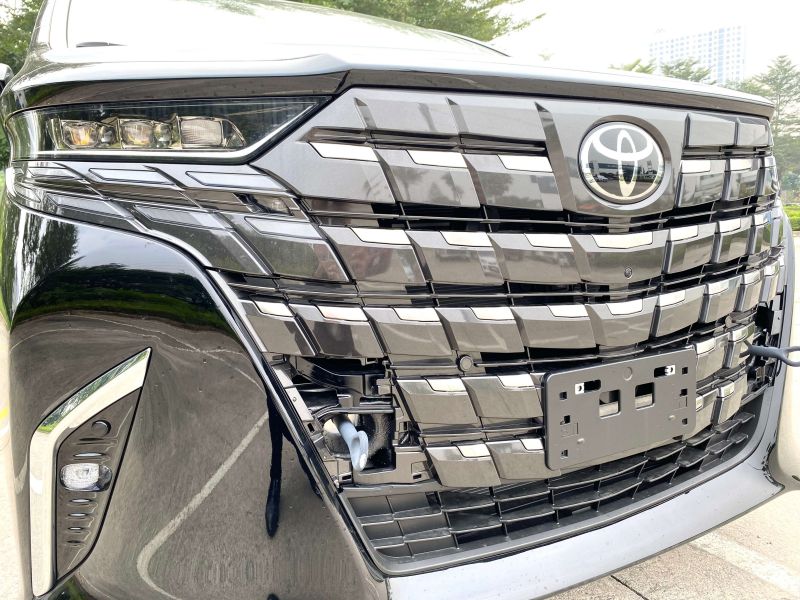 Lưới tản nhiệt mạ crom cỡ lớn trên xe Toyota Alphard 2026