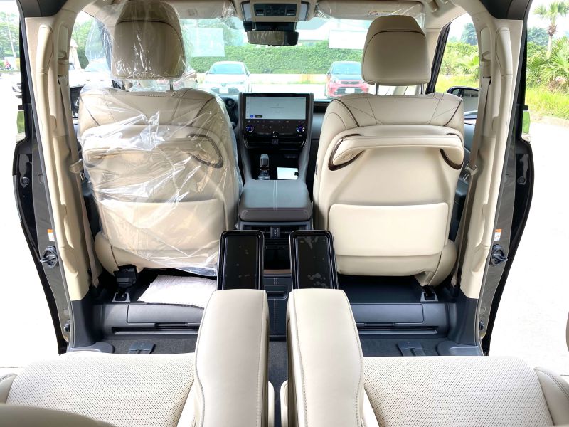 góc nhìn từ hàng ghế thương gia trên Toyota Alphard 2026
