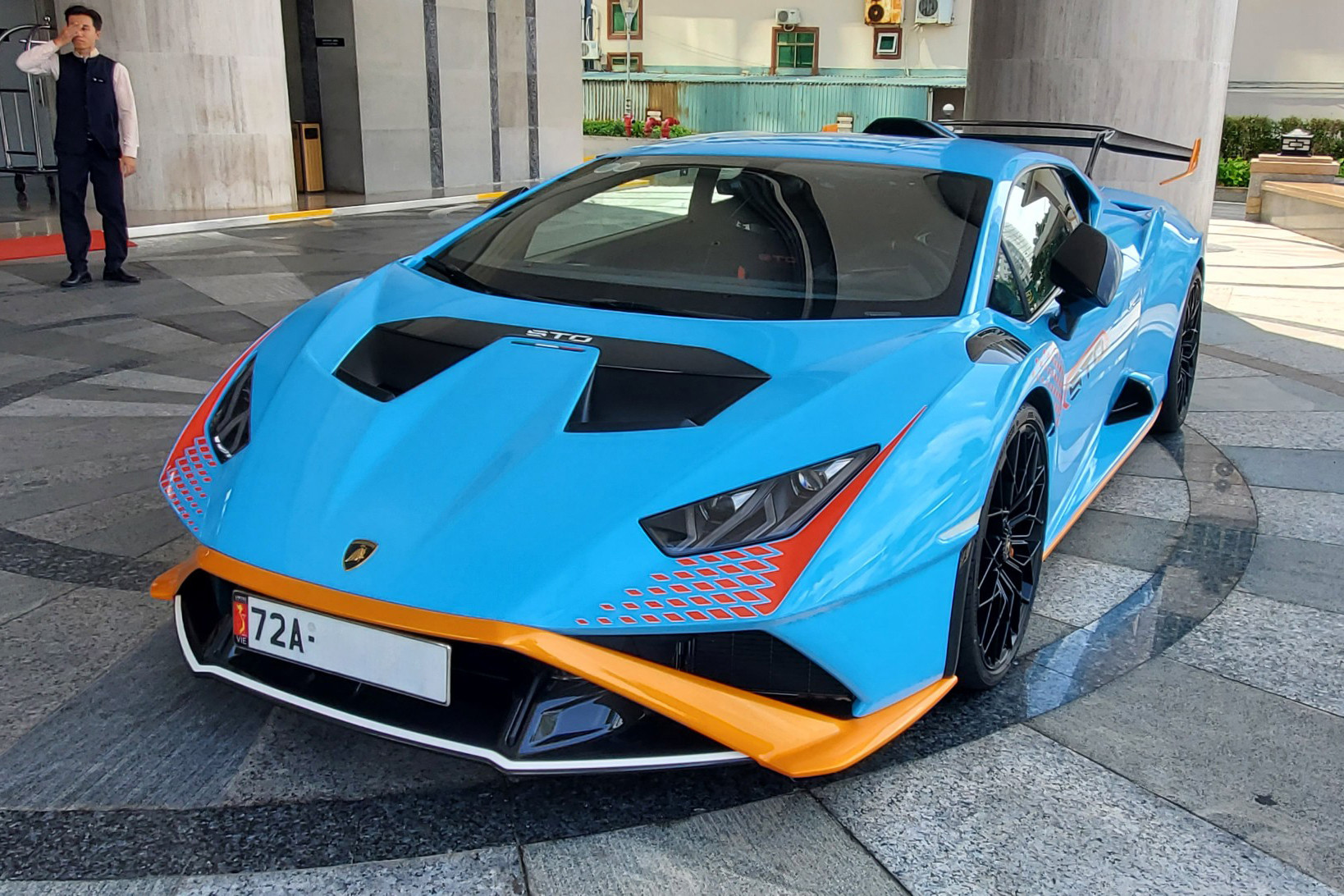 Siêu xe Lamborghini giá 35 tỷ của đại gia Vũng Tàu tái xuất trên đường phố