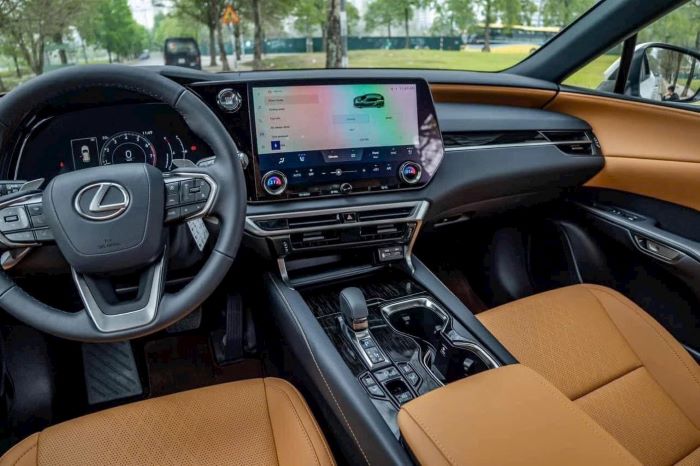 Nội thất Lexus RX 350h Premium với màn hình cảm ứng trung tâm và ghế da màu nâu