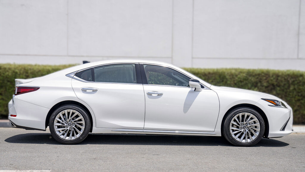 gia xe lexus es 300h 2023 18