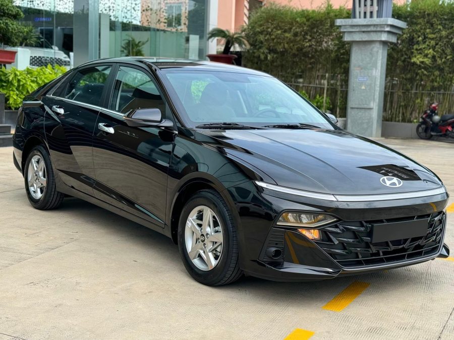 Hyundai Accent màu đỏ