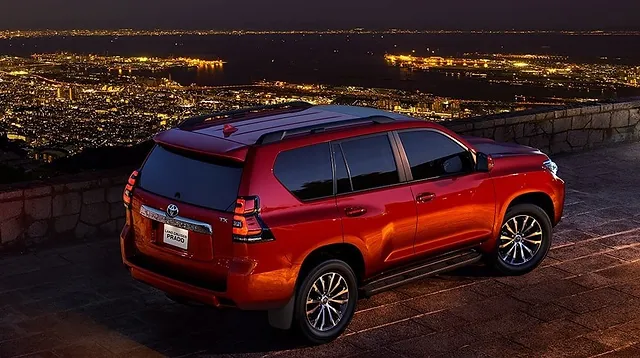 Xe Land Cruiser phiên bản màu đỏ