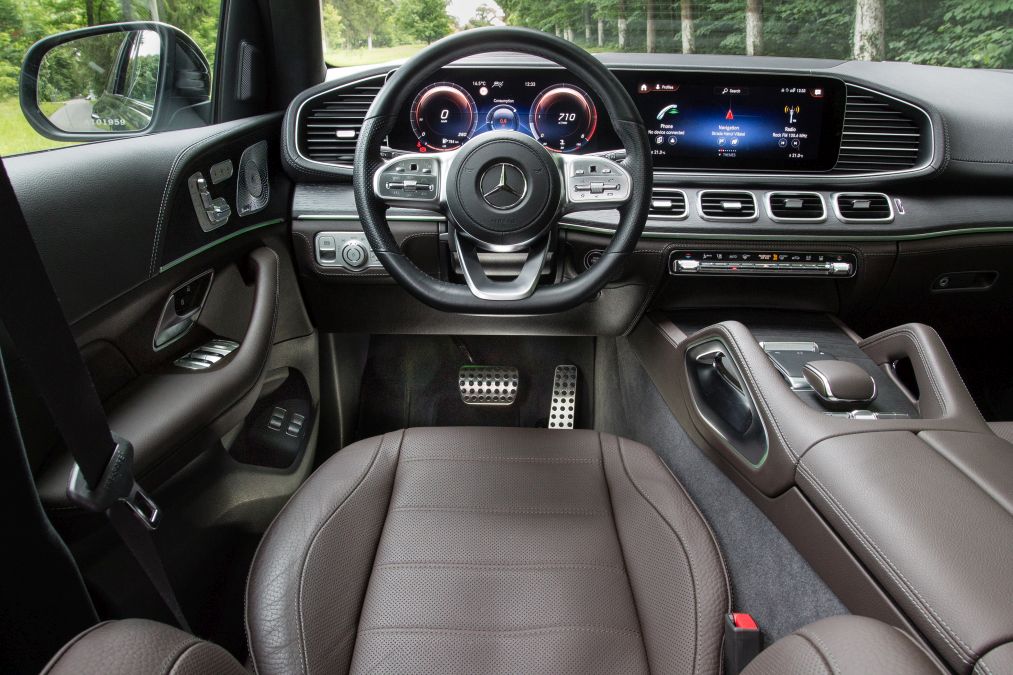 <div class="wr-maxmin ro25"> <ul class="maxxx"> <img class="thumbdr unpicinsus" src="https://mercedesblog.com/wp-content/themes/mercedes/images/plu.png" alt="" /> <li>Generous interior space in the third row</li> <li>Large boot</li> <li>Great modularity (electrical control in all seats)</li> <li>Noble, refined and silent diesel</li> <li>Rich standard equipment</li> </ul> <h3 class="maxmin">MAX vs MIN</h3> <ul class="minnn"> <img class="thumbdr" src="https://mercedesblog.com/wp-content/themes/mercedes/images/min.png" alt="" /> <li>Slightly too firm suspension when equipped with the AMG Line</li> <li>Very costly E-Active Body Control suspension</li> </ul></div>