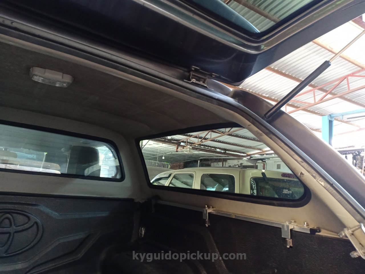 nắp thùng cũ giá rẻ Hilux