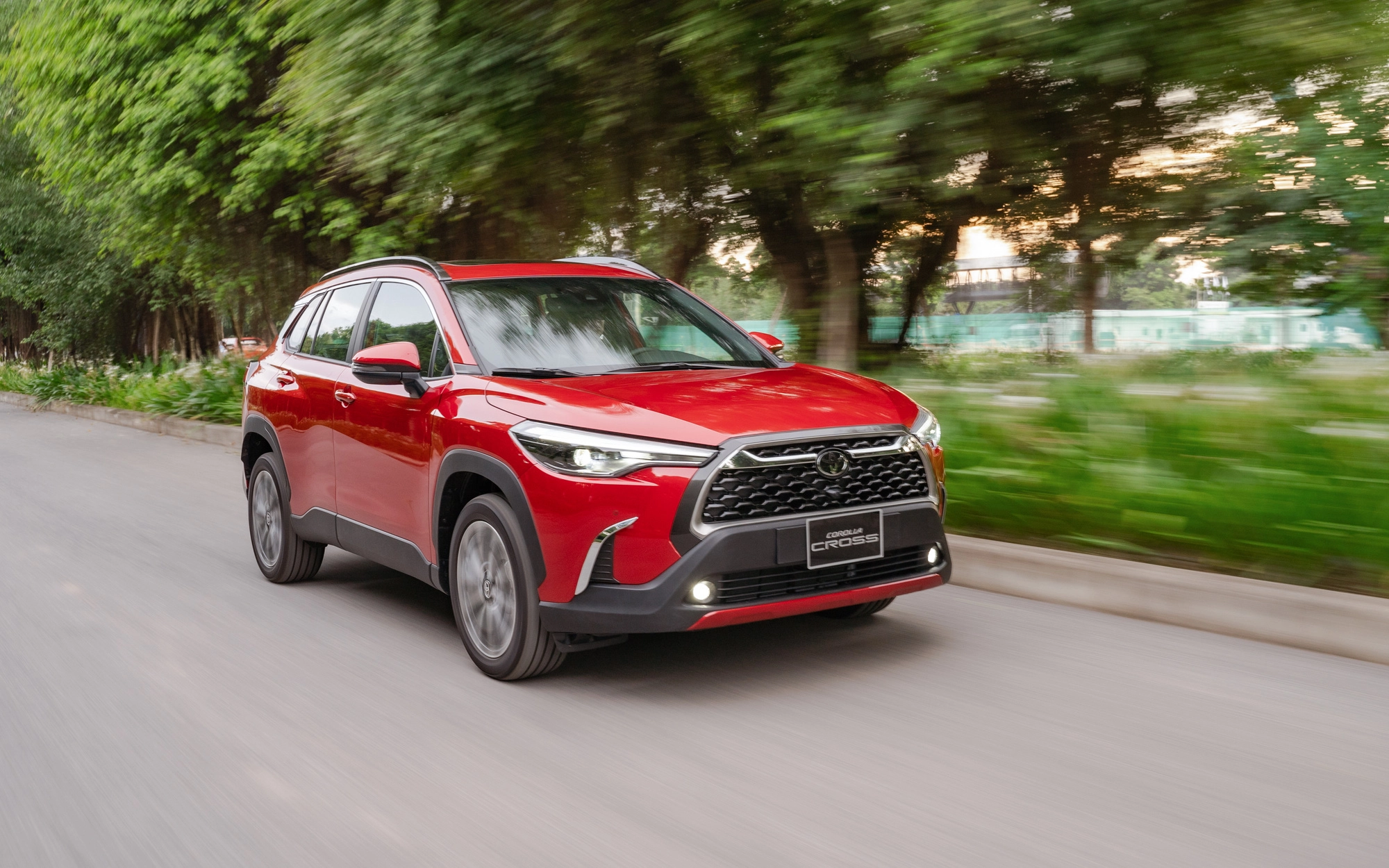 Mua xe 5 chỗ gầm cao Toyota chọn Raize hay Toyota Corolla Cross?