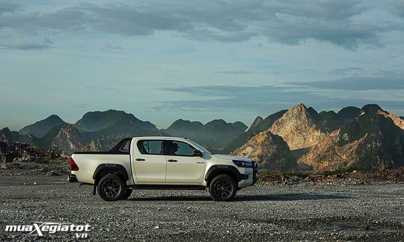 than-xe-toyota-hilux-2020-2021-muaxegiatot-vn