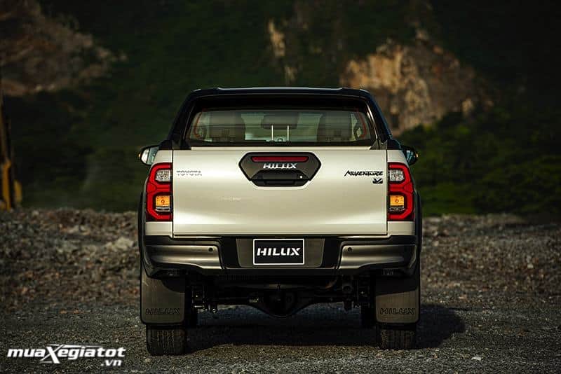 duoi-xe-toyota-hilux-2020-2021-muaxegiatot-vn