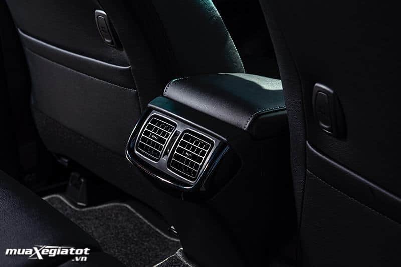 cua-gio-hang-ghe-sau-xe-toyota-hilux-2020-2021-muaxegiatot-vn