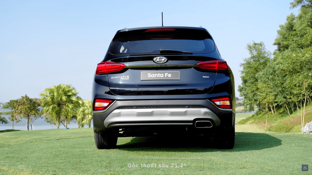 Đuôi xe Hyundai Santafe với cụm đèn sang trọng và cốp điện thông minh