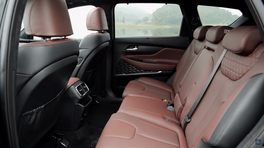 Hàng ghế sau Hyundai Santafe rộng dãi bậc nhất phân khúc
