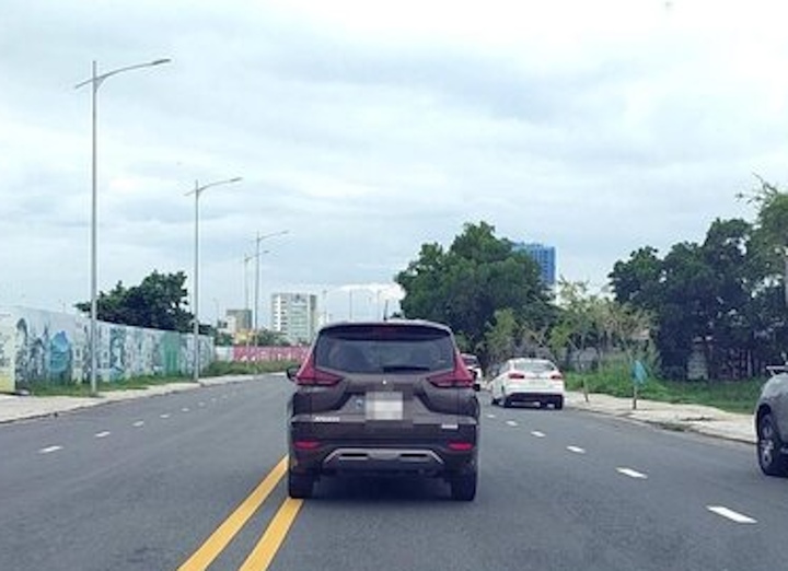 Mức phạt cao nhất lỗi đè vạch kẻ liền đối với xe máy và ô tô
