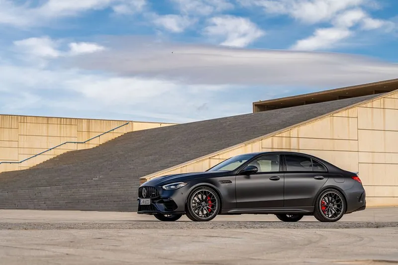 Mercedes-AMG C63 SE Performance 2026 khuyến mãi T12/2025: Giá lăn bánh, thông số xe, trả góp