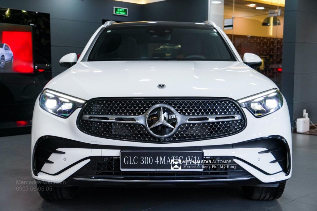 Đầu xe Mercedes GLC 300 4Matic với lưới tản nhiệt ngôi sao ba cánh và cụm đèn Digital Light