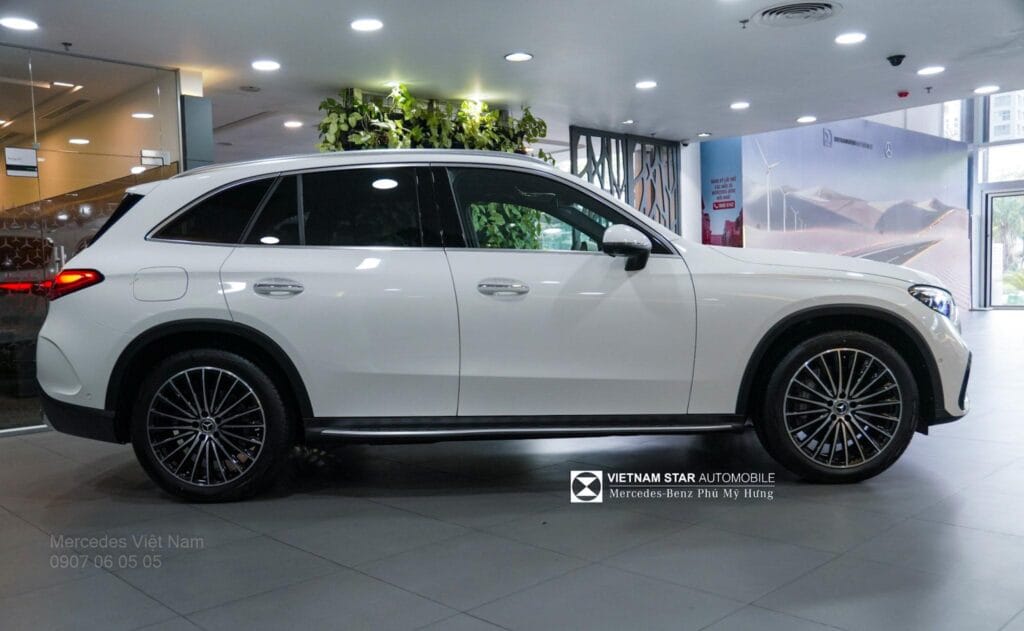 Góc nhìn ngang thân xe Mercedes GLC 300 4Matic với mâm xe AMG 20 inch đa chấu