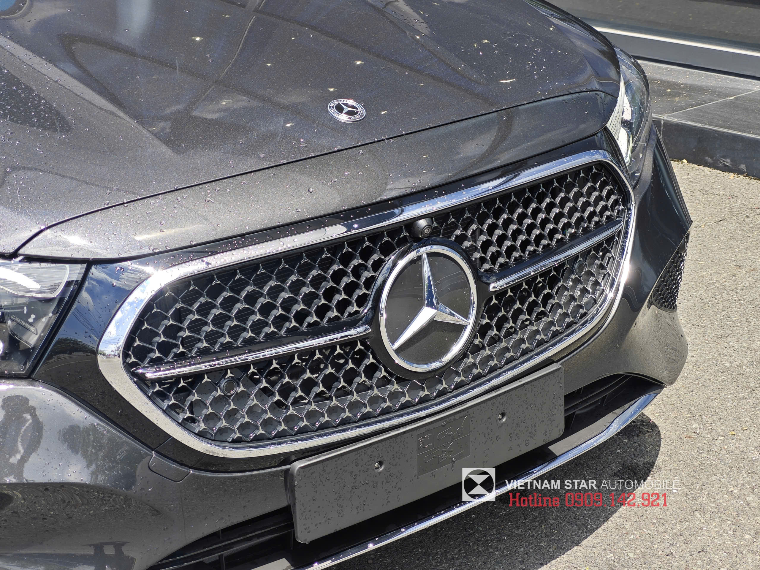 ngoại thất mercedes e 200 avantgarde 2025 lưới tản nhiệt chrome và logo ngôi sao lớn