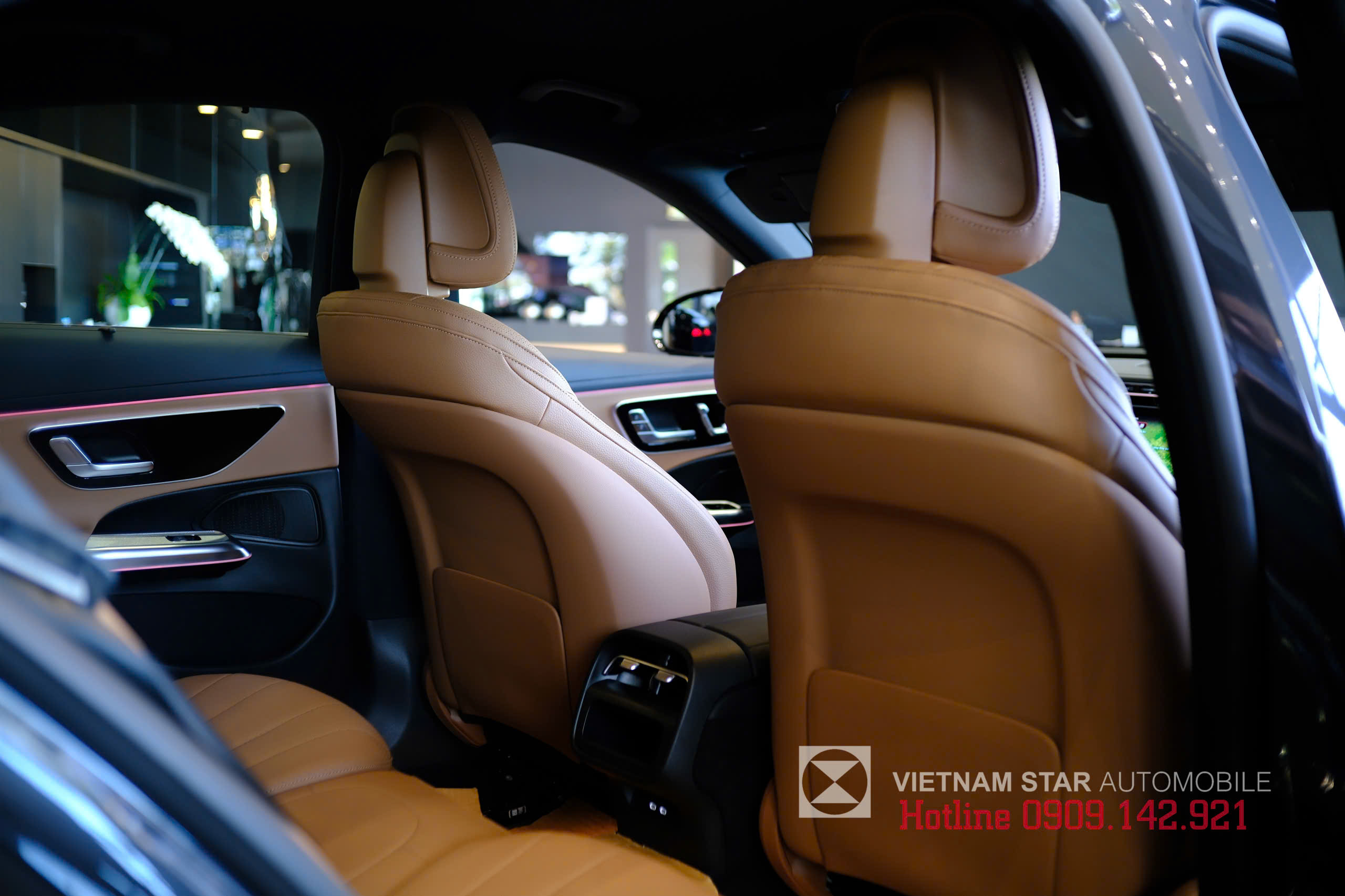hàng ghế sau mercedes e200 avantgarde rộng rãi với tựa đầu êm ái và cửa gió điều hòa