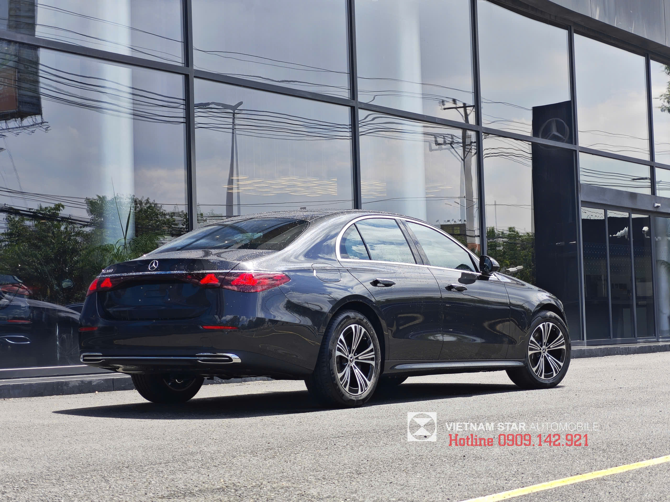 góc chụp dọc thân xe mercedes e 200 avantgarde 2025 với đường gân dập nổi mạnh mẽ
