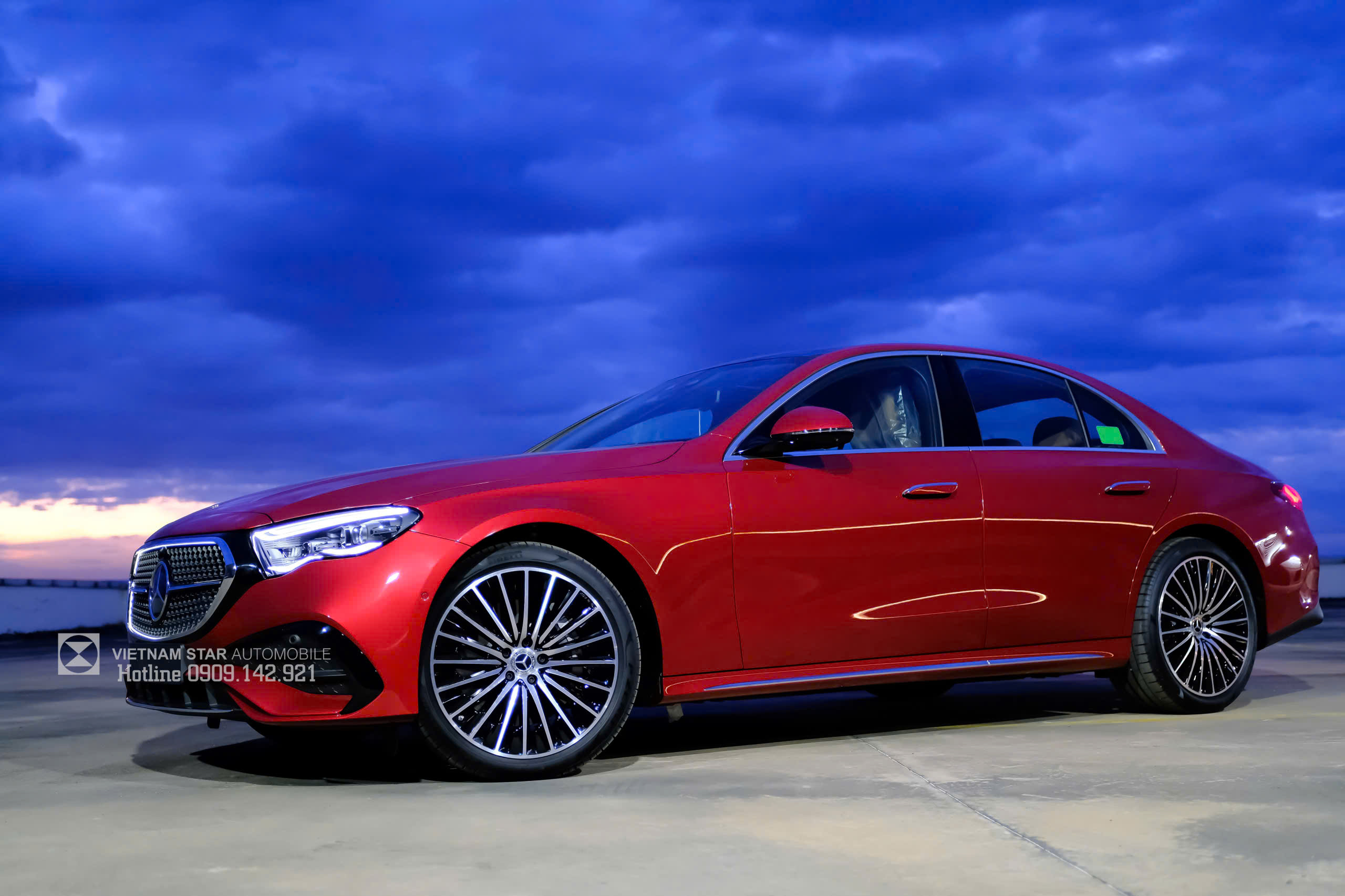 Mâm hợp kim thể thao AMG 20-inch nan đa chấu của chiếc E 300 AMG All New.