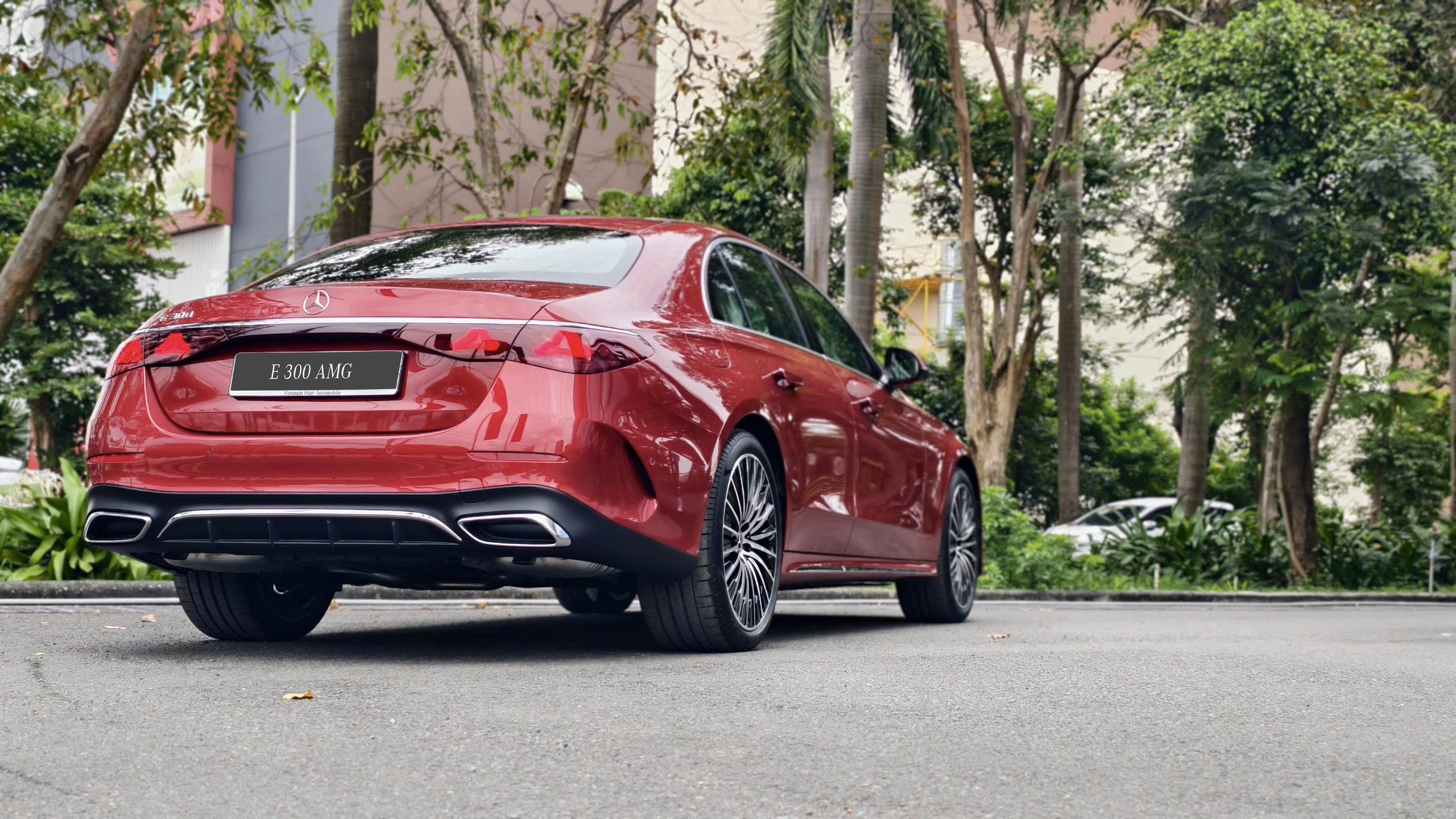 Hình ảnh minh họa màu Đỏ Phong Thủy cho chiếc E 300 AMG All New.
