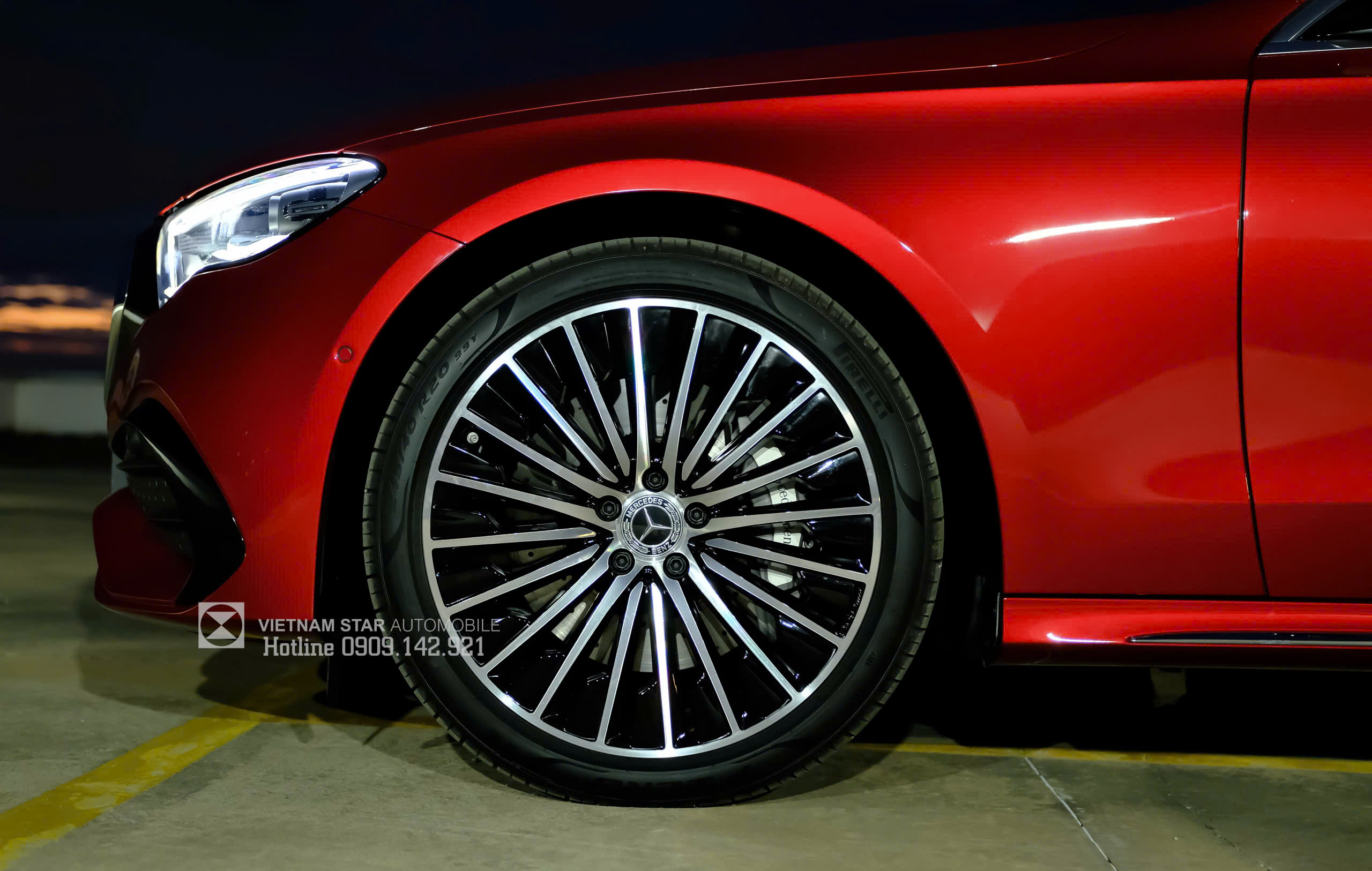 Mâm hợp kim thể thao AMG 20-inch nan đa chấu của phiên bản E300 All New.