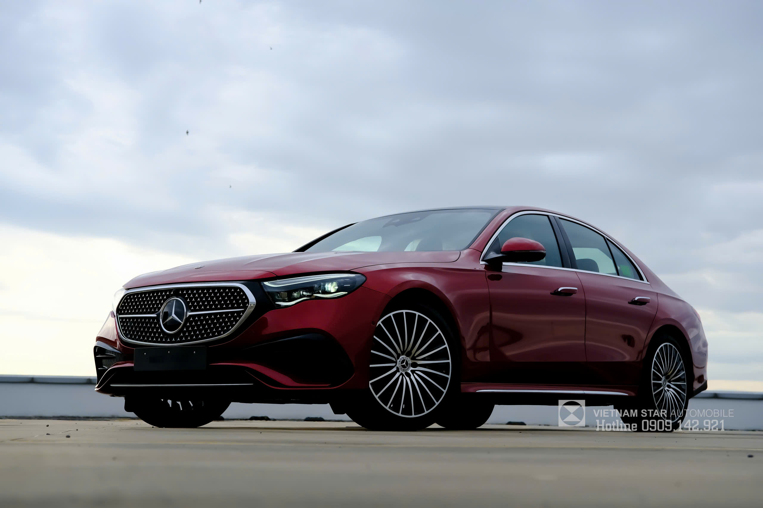Cản trước AMG thiết kế A-wing hầm hố của E 300 AMG All New.