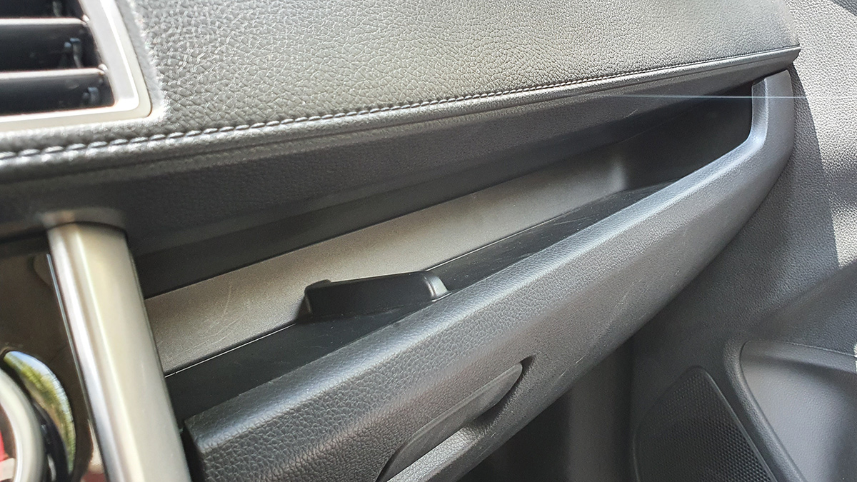 Mitsubishi Xpander GLS door buttons