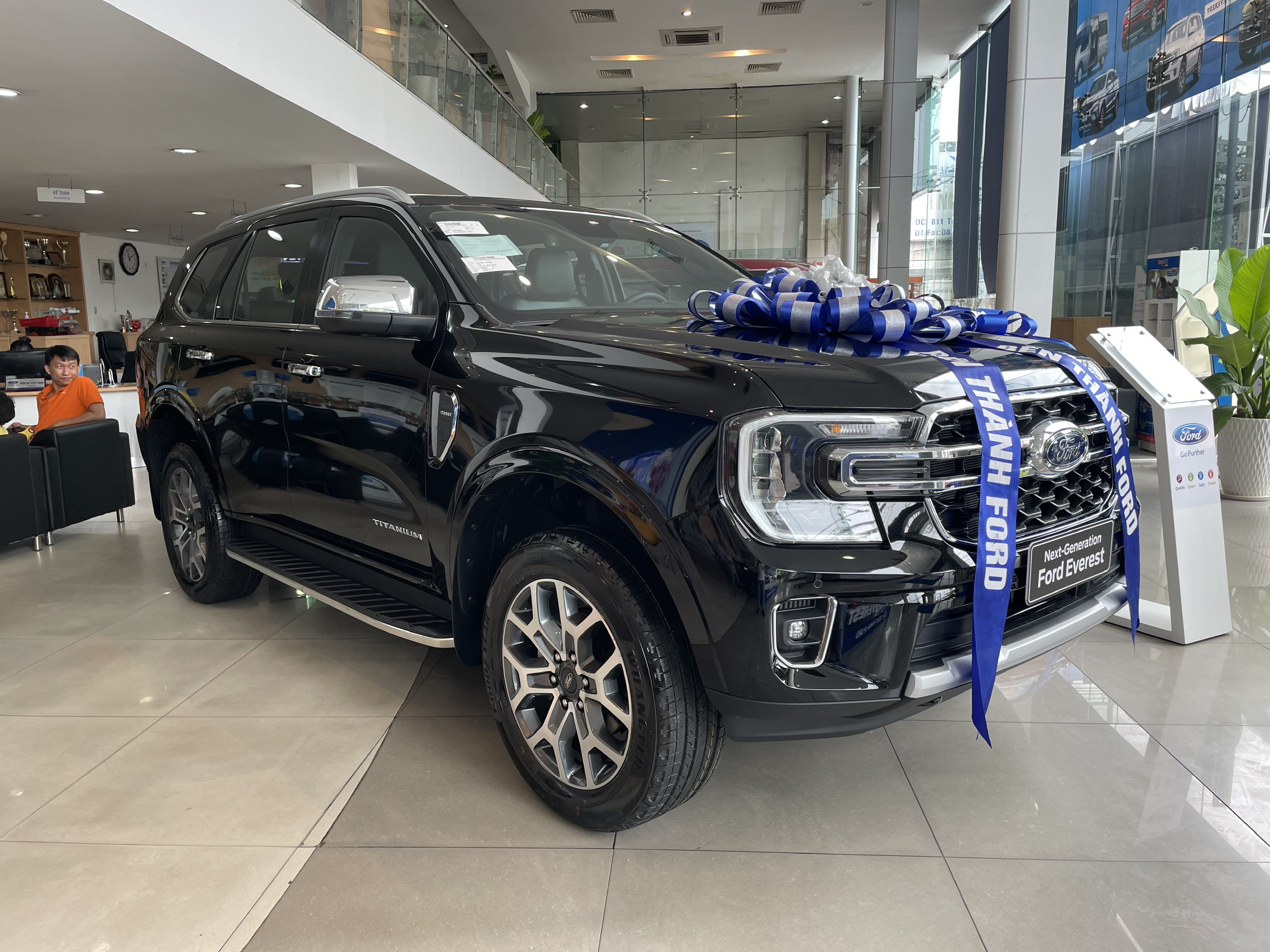 ford everest titanium 4x2 2023 màu đen 2