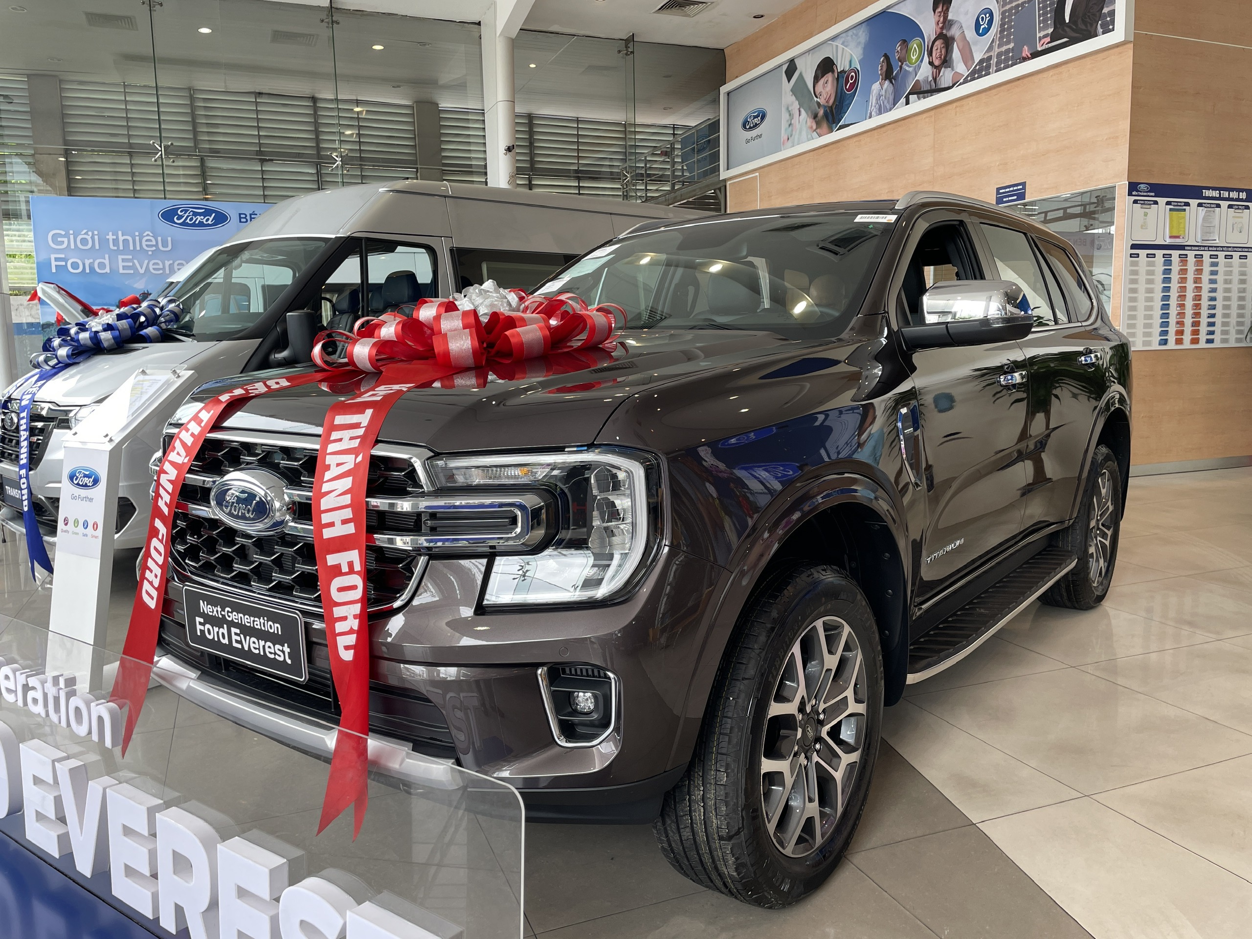 ford everest titanium 4x2 2023 màu nâu 1