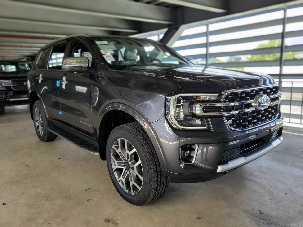 ford everest titanium 4x2 mau xam 2
