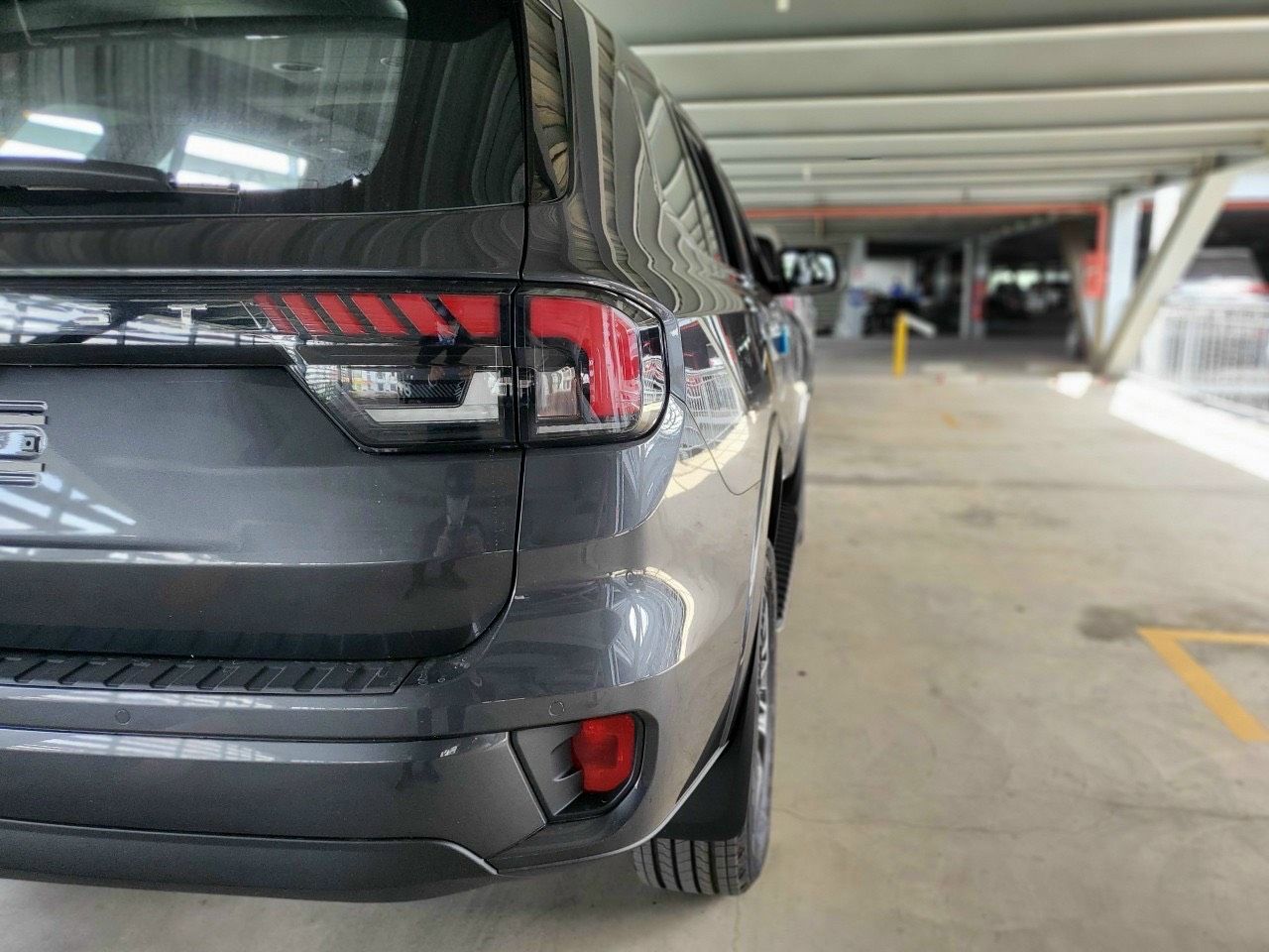ford everest titanium 4x2 mau xam 3