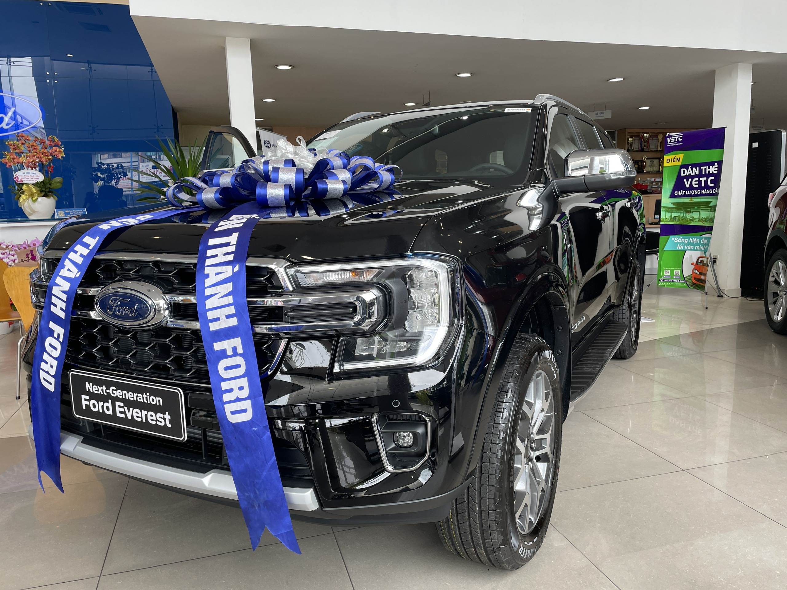 ford everest titanium 4x2 2023 màu đen 3