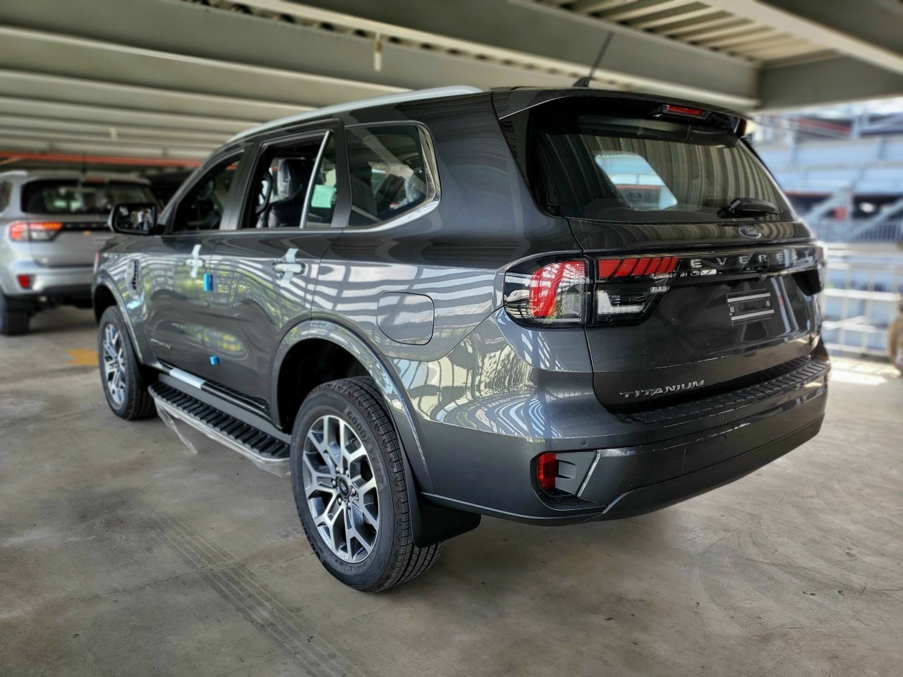 ford everest titanium 4x2 mau xam 5