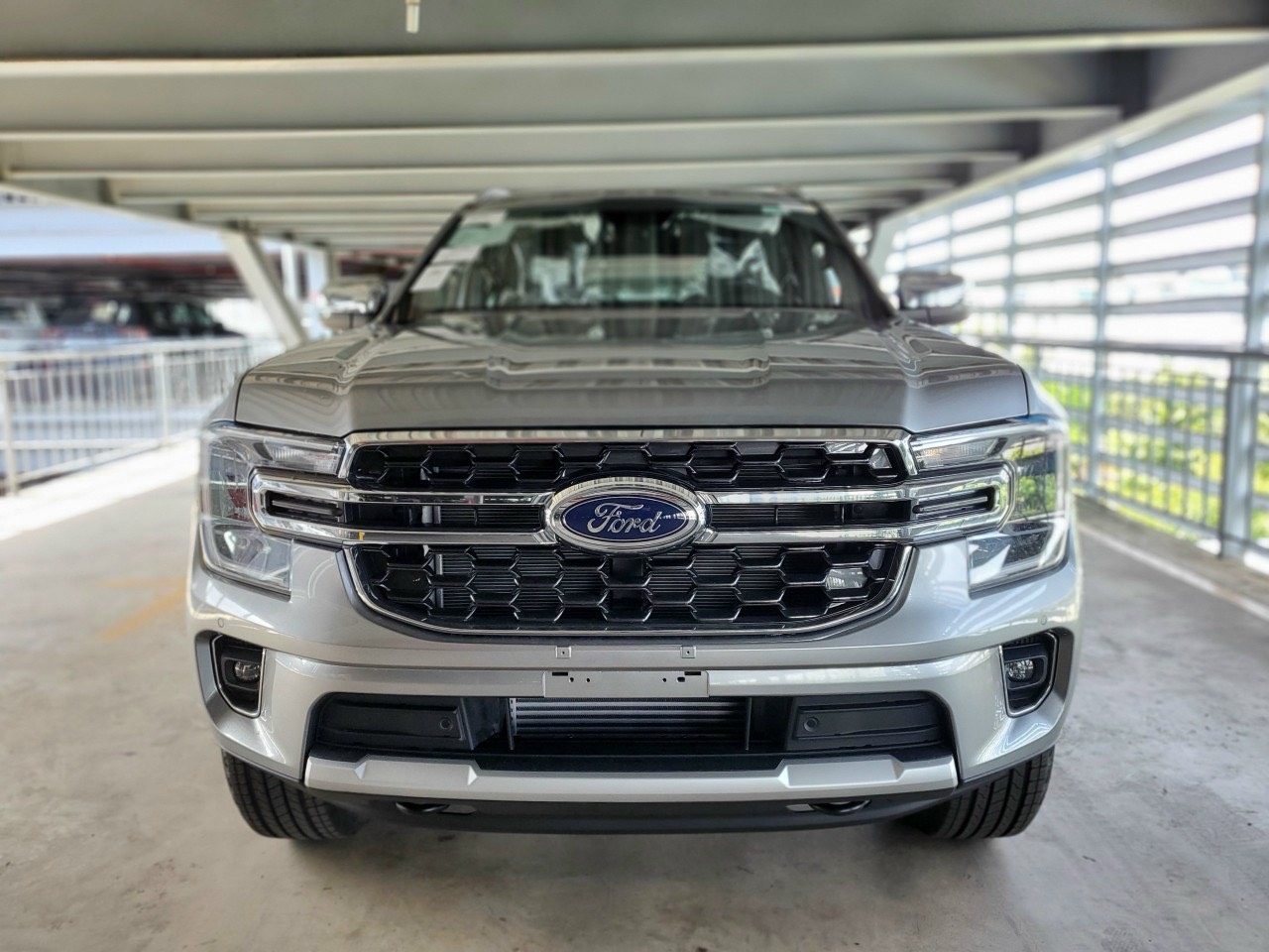 ford everest titanium 4x2 2023 mau bac 2
