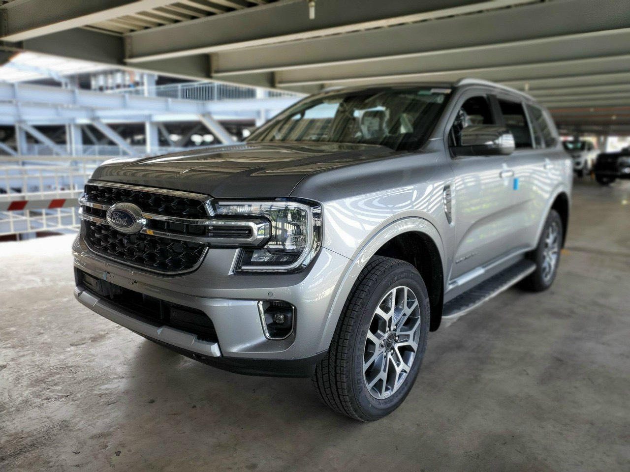 ford everest titanium 4x2 2023 mau bac 3