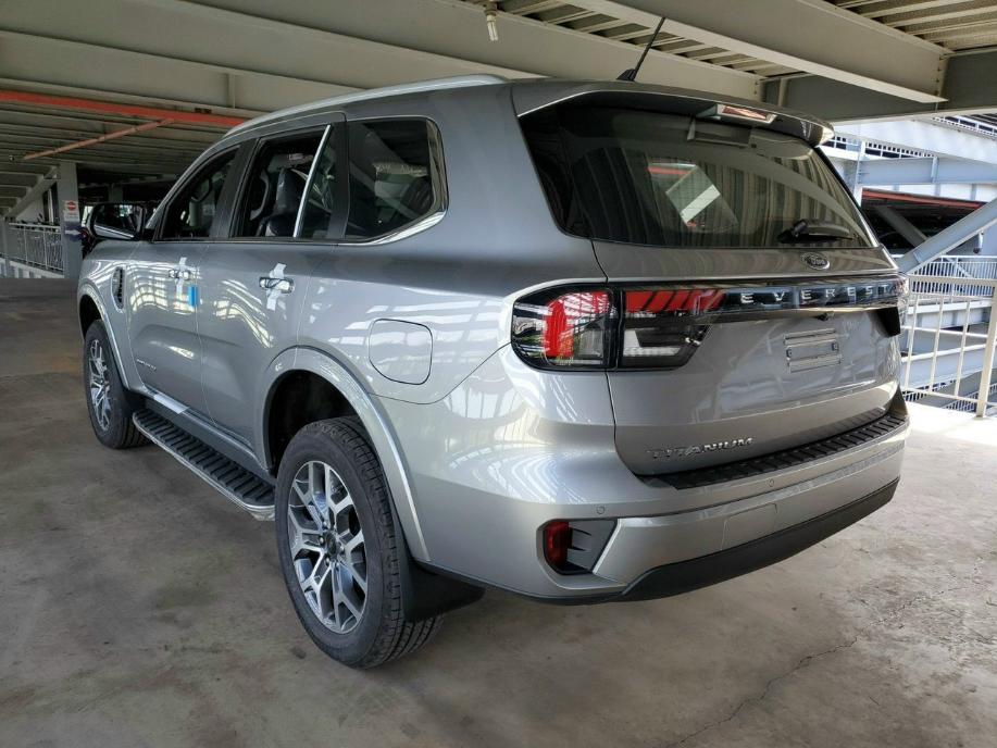 ford everest titanium 4x2 2023 mau bac 4
