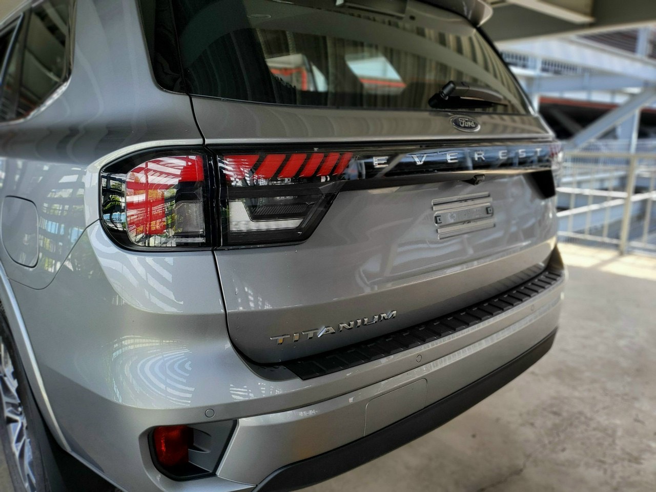 ford everest titanium 4x2 2023 mau bac 5