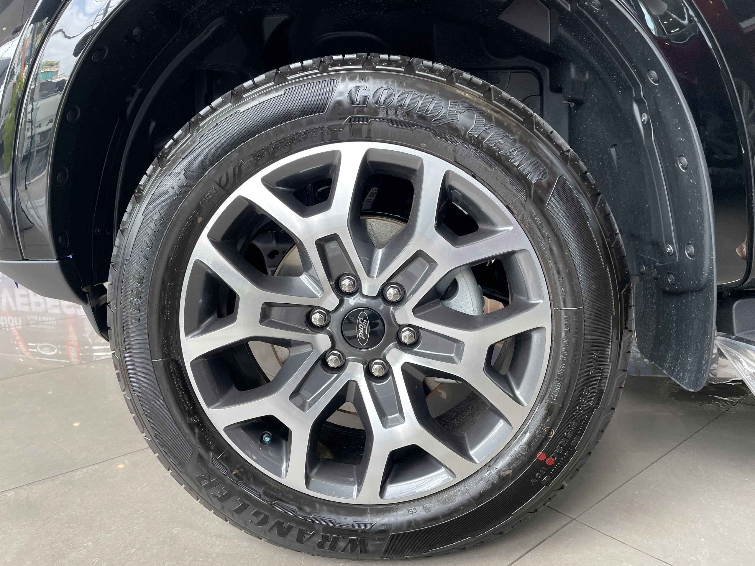 ford everest titanium 4x2 2023 màu đen 5