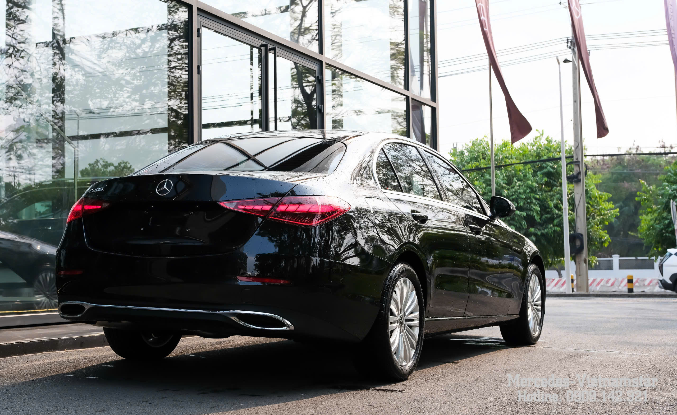 Góc nhìn 3/4 thân xe Mercedes C200 Avantgarde màu đen lịch lãm.