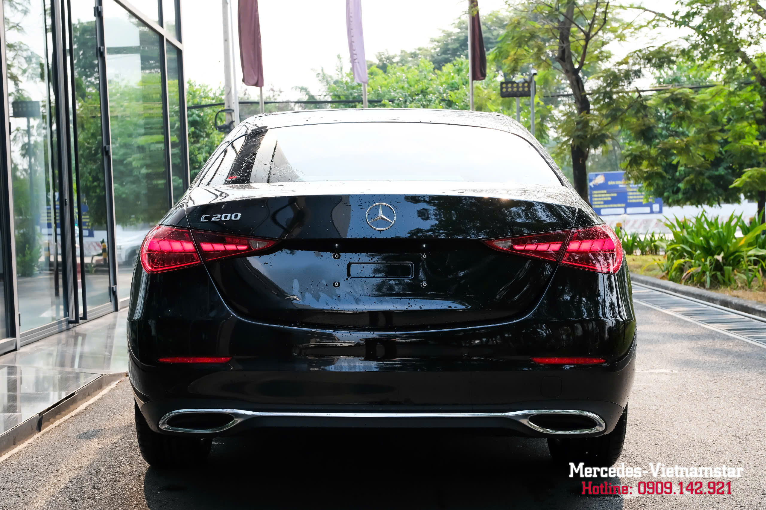 Cụm đèn hậu LED sắc sảo của Mercedes C200 Avantgarde màu đen.