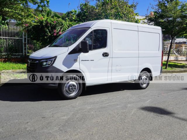 Xe tải van Gaz Sobol NN 3 chỗ màu trắng