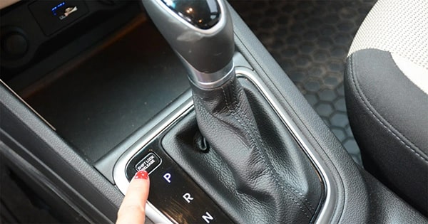 Shift Lock là gì? Chức năng & cách sử dụng đúng cách Shift Lock trên ô tô
