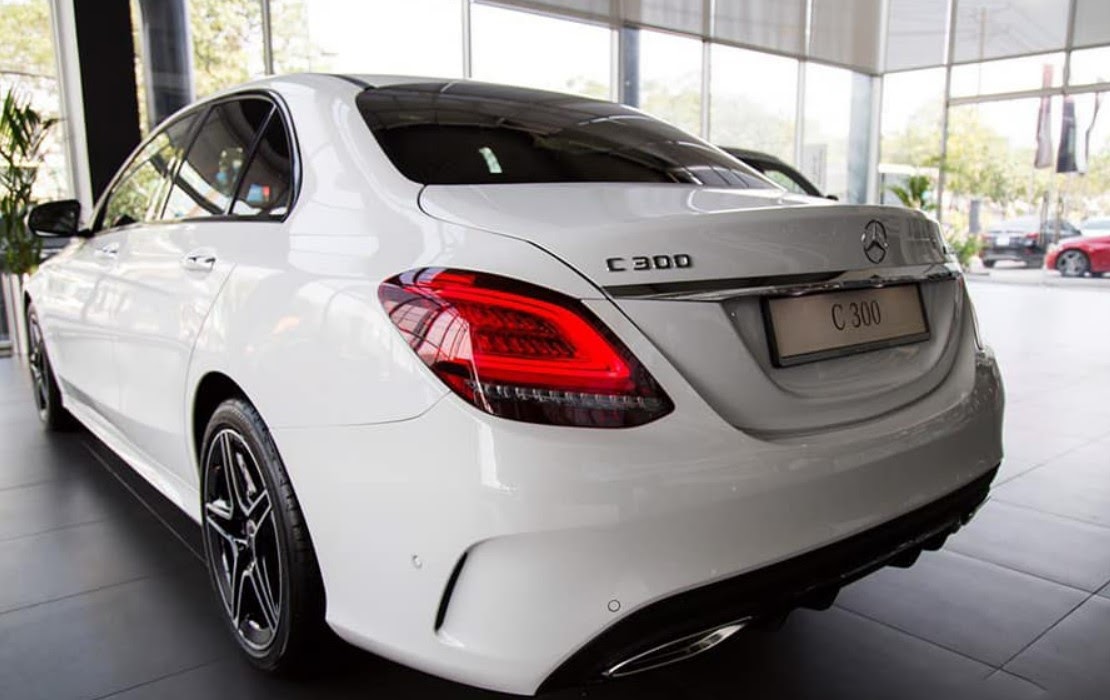 thiết kế đuôi xe Mercedes C300