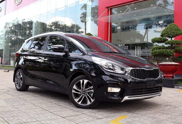 Top 10 mẫu SUV trong tầm giá 700 triệu đồng đáng mua nhất Trong những năm gần đây, nhu cầu mua các mẫu SUV/Crossover ngày càng cao. Đây là phân khúc xe sở hữu những lợi thế lớn như thiết kế rộng rãi, thoải mái, động cơ khỏe mạnh, bền bỉ… Ngoài ra, mức giá của các mẫu xe này cũng không quá cao nếu so với dòng sedan. Chỉ từ 500 triệu đồng là khách hàng đã có thể chọn cho mình một mẫu SUV phù hợp. Nếu đang có nhu cầu mua xe SUV, bạn có thể tham khảo danh sách 10 mẫu SUV trong tầm giá 700 triệu đồng đáng mua nhất tại Việt Nam được chúng tôi chia sẻ sau đây. Hyundai Kona Sự lựa chọn đầu tiên mà khách hàng có thể cân nhắc là mẫu Kona đến từ hãng xe Hyundai. Đây là mẫu SUV nằm trong phân khúc xe gầm cao cỡ nhỏ, với lợi thế là kiểu dáng năng động, khả năng vận hành ổn định. Các trang bị nổi bật trên xe có thể kể đến màn hình cảm ứng giải trí LCD 7 inch, hệ thống âm thanh 8 loa, trang bị động cơ tăng áp cho cảm giác lái thể thao hơn… Bên cạnh đó, giá bán của mẫu xe này cũng khá hợp lý, cụ thể: Kona 2.0AT tiêu chuẩn: 633 triệu đồng Kona 2.0AT đặc biệt: 699 triệu đồng Kona 1.6 Turbo: 750 triệu đồng Ford EcoSport Tại Việt Nam, Ford Ecosport hiện cạnh tranh với các đối thủ như Hyundai Kona, Honda HRV và Kia Seltos trong phân khúc Crossover cỡ nhỏ. Đây cũng là mẫu SUV khá quen thuộc và được ưa chuộng tại nước ta. Ưu điểm của Ecosport là kiểu dáng SUV tốt nhất và giá bán hợp lý. Ford Ecosport 2022 được ra mắt tại Việt Nam với những cải tiến về công nghệ và thiết kế giúp xe linh hoạt, đa dụng và tiện nghi hơn. Thế hệ mới nhất của mẫu xe này có 3 phiên bản khác nhau với giá bán: EcoSport 1.5L AT Trend: 603 triệu đồng EcoSport 1.5L AT Titanium: 646 triệu đồng EcoSport Ecoboost 1.0L AT Titanium: 686 triệu đồng Honda HR-V Honda HRV chính thức ra mắt khách hàng Việt Nam vào ngày 18/09/2018, ngay sau khi bị bắt gặp đang chạy thử nghiệm trên đường. Xe được đưa về thị trường Việt Nam nhằm thực hiện tham vọng chiếm thị phần của Honda trong phân khúc SUV đô thị mới nổi. Mẫu xe này có vẻ ngoài trung tính, các tiện ích trên xe cũng được khách hàng đánh giá cao. Tuy nhiên việc Honda HRV có giá bán cao nhất trong phân khúc đã trở thành một rào cản lớn, khiến mẫu xe này khá khó để được khách hàng ưu tiên lựa chọn. Giá niêm yết của Honda HR-V 2022 cụ thể như sau: Honda HR-V G: 786 triệu đồng Honda HR-V L (Ghi bạc/Đen/Xanh dương): 866 triệu đồng Honda HR-V L (Trắng ngọc/Đỏ): 871 triệu đồng Mitsubishi Xpander Cross Một gợi ý khác mà khách hàng có thể tham khảo chính là mẫu Mitsubishi Xpander Cross. Thế hệ mới nhất của mẫu xe này có vẻ ngoài trẻ trung, năng động. Kết hợp cùng khả năng vận hành bền bỉ, độ an toàn cao và tiết kiệm nhiên liệu. Một lợi thế khác giúp Xpander Cross ghi điểm trong mắt khách hàng là ở mức giá bán. Hiện nay mẫu xe này chỉ có 1 bản duy nhất với giá 670 triệu đồng. Suzuki XL7 Đây là mẫu SUV có đến 7 chỗ ngồi với thiết kế ngoại hình tương đối nhỏ nhắn. Tuy nhiên, không gian nội thất bên trong xe vẫn thoải mái, đủ dùng, không khiến khách hàng phải khó chịu. Có mức giá mềm nhưng tiện ích trên xe khá đầy đủ. Có thể kể đến: màn hình giải trí cảm ứng, hệ thống điều hoà tự động 2 vùng độc lập, ghế da, các hệ thống hỗ trợ lái xe như Cruise Control, hệ thống kết nối điện thoại qua Android Auto và Apple CarPlay, hệ thống thông tin giải trí SmartPlay Studio mới và màn hình trung tâm 10 inch… Dù chỉ có 1 phiên bản, nhưng mức giá bán của mẫu SUV này còn tùy thuộc vào trang bị trên xe. Cụ thể: Suzuki XL7 GLX: 589,9 triệu đồng Suzuki XL7 GLX (ghế da): 599,9 triệu đồng Toyota Rush Đây là mẫu SUV không quá tiếng tăm tại thị trường Việt Nam, nhưng lại đặc biệt thành công trên trường quốc tế. Vẻ ngoài của mẫu xe này khá già dặn, trung tính. Nội thất bên trong xe cũng khá nhã nhặn và trung lập. Nhìn chung, mẫu xe này sẽ không được khách hàng trẻ ở Việt Nam yêu thích. Tại Việt Nam, Toyota Rush 2021 chỉ được phân phối chính hãng 1 phiên bản duy nhất là phiên bản S 1.5AT với mức giá niêm yết là 634 triệu VNĐ. Toyota Avanza Nếu muốn mua một mẫu SUV 7 chỗ vừa rẻ, vừa có thể dễ dàng di chuyển trong nội thành Toyota Avanza là lựa chọn mà khách hàng không thể bỏ qua. Mẫu xe này tuy không có nhiều tiện ích nhưng bù lại với ưu thế giá bán rẻ. Hiện nay, xe có 2 biến thể với giá bán như sau: Toyota Avanza 1.5 AT có giá: 612 triệu Toyota Avanza 1.3 MT có giá: 544 triệu Kia Rondo Một mẫu MPV 7 chỗ đa dụng khác mà khách hàng có thể cân nhắc chính là Kia Rondo. Lợi thế cạnh tranh của mẫu xe này chính là hệ thống trang bị và thiết kế cùng tiện nghi bắt mắt cùng giá bán phải chăng. KIA Rondo 2022 có 2 tùy chọn động cơ là động cơ xăng và động cơ diesel. Giá bán của dòng xe này hiện nay như sau: Kia Rondo GAT Deluxe có giá: 669 triệu Kia Rondo GMT có giá: 609 triệu Kia Rondo GAT Deluxe có giá: 585 triệu Suzuki Ertiga Nếu không có mức kinh phí dư giả, khách hàng có thể lựa chọn mẫu Ertiga đến từ Nhật Bản. Đây là mẫu SUV 7 chỗ với vẻ ngoài năng động, thực dụng. Các tiện ích trên phiên bản vừa được bổ sung, bao gồm: sạc không dây, cốp điện có chức năng đá mở cốp rảnh tay và camera 360 độ… Giá xe Suzuki Ertiga 2022 được đánh giá là rẻ nhất trong phân khúc, cụ thể: Suzuki Ertiga 5MT có giá : 499 triệu Suzuki Ertiga SPORT có giá : 555 triệu Mitsubishi Xpander Mẫu xe cuối cùng cũng chính là chiếc MPV chiến lược của Mitsubishi. Mitsubishi Xpander hiện không chỉ thành công tại Việt Nam mà còn được khách hàng quốc tế rất yêu thích. Lợi thế cạnh tranh của mẫu xe này là rất lớn với đa dạng các ưu điểm về mưa giá rẻ, ngoại hình trẻ trung, bắt mắt, trang bị, tiện ích đủ dùng. Ngoài ra, khả năng vận hành của Mitsubishi Xpander 2022 cũng rất ổn định. Hiện nay, mẫu xe này có 3 biến thể với giá như sau: Xpander 1.5 AT phiên bản đặc biệt: 630 triệu đồng Xpander 1.5 AT: 630 triệu đồng Xpander 1.5 MT: 555 triệu đồng Trên đây là những chia sẻ bổ ích về các mẫu SUV trong tầm giá 700 triệu đáng mua tại Việt Nam. Hy vọng những chia sẻ trên sẽ giúp bạn lựa chọn được mẫu xe ưng ý nhất.