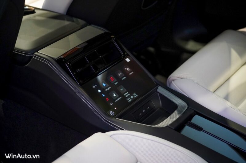 Man-hinh-ghe-sau-xe-Porsche-Panamera-2024-2025-Winauto