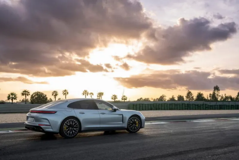 Chi tiết Porsche Panamera Turbo S E-Hybrid giá 13,73 tỷ đồng bán tại Việt Nam