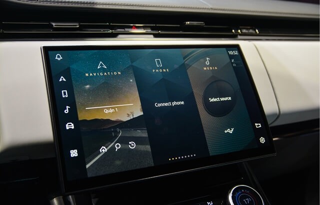 Range-Rover-Sport-the-he-moi-guong-chieu-hau-ben-trong
