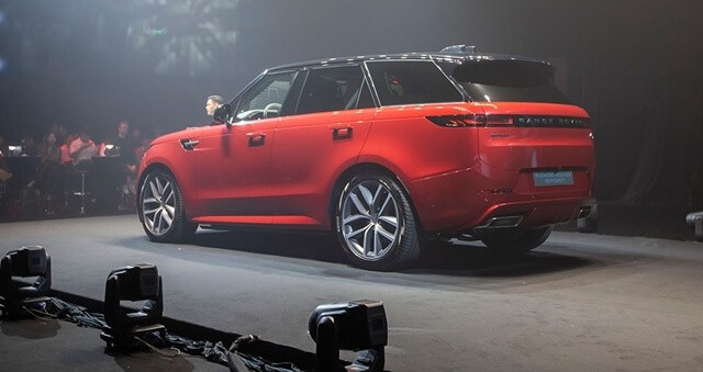 Range-Rover-Sport-2024-duoi-xe