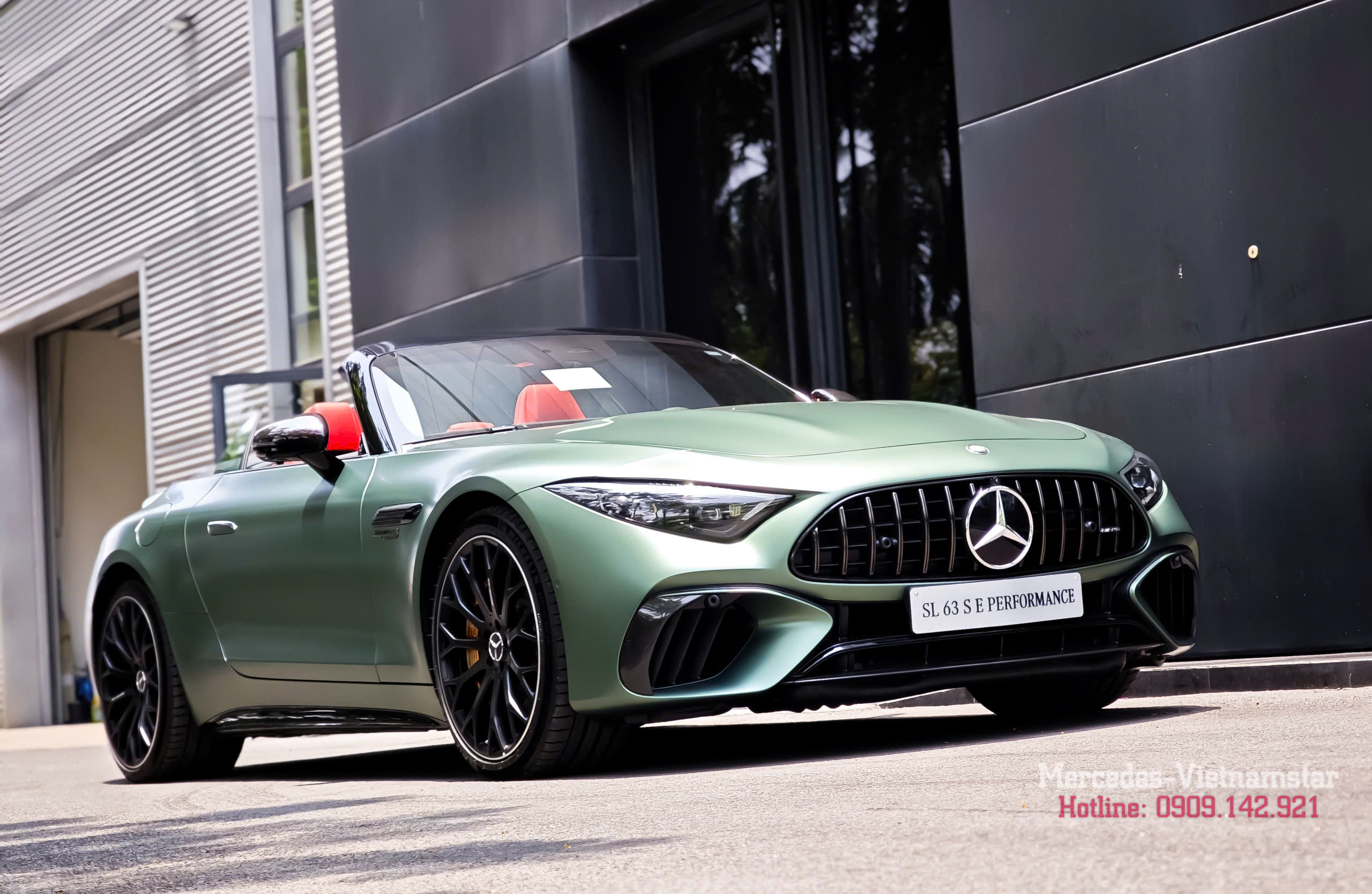 Góc nghiêng thân xe AMG SL63 Ireland Mid Green Magno đầy mạnh mẽ